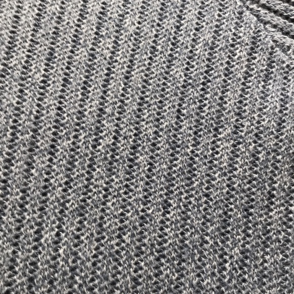 Women's Geoffrey Beene v-neck knit sweater - Picture 3 of 3